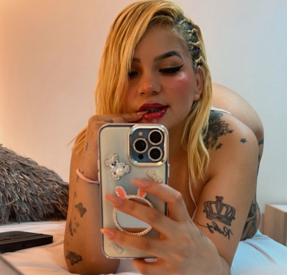 sara_blondee from stripchat