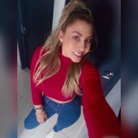Fiorella_cam's Offline Chat Room