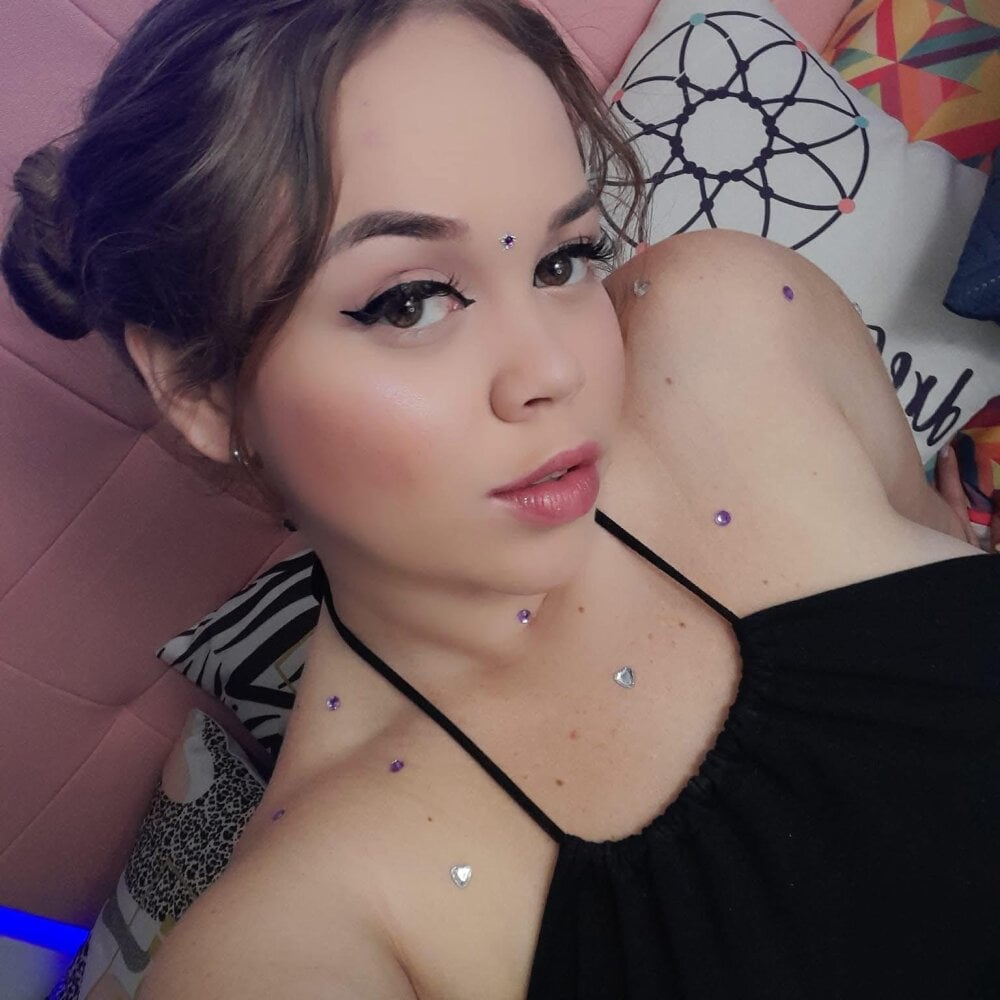 Nicole_brownn88's Offline Chat Room