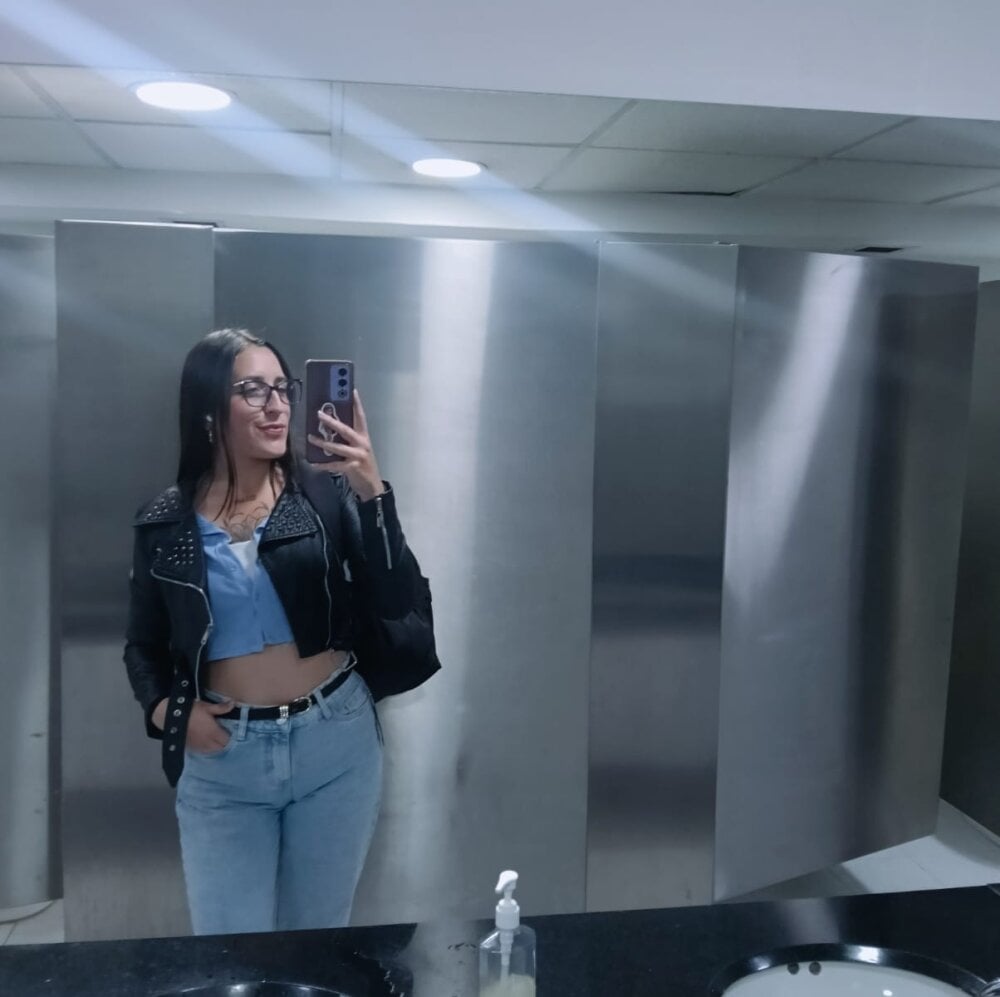 bestlivesexchat.com velvet_green livesex profile in szech-republic cams