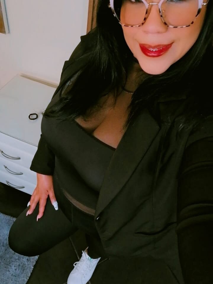 livesexasiancams.com karolwest_ livesex profile in probably next door cams