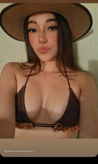Model AlannaPink_