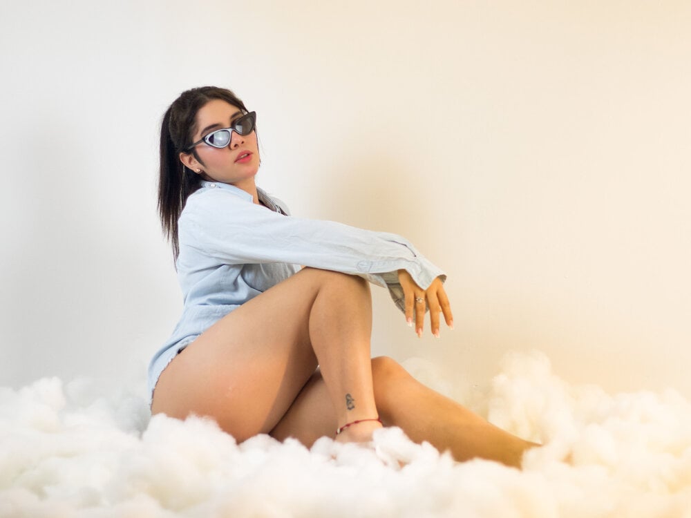 Cam girl ThyaraJhons