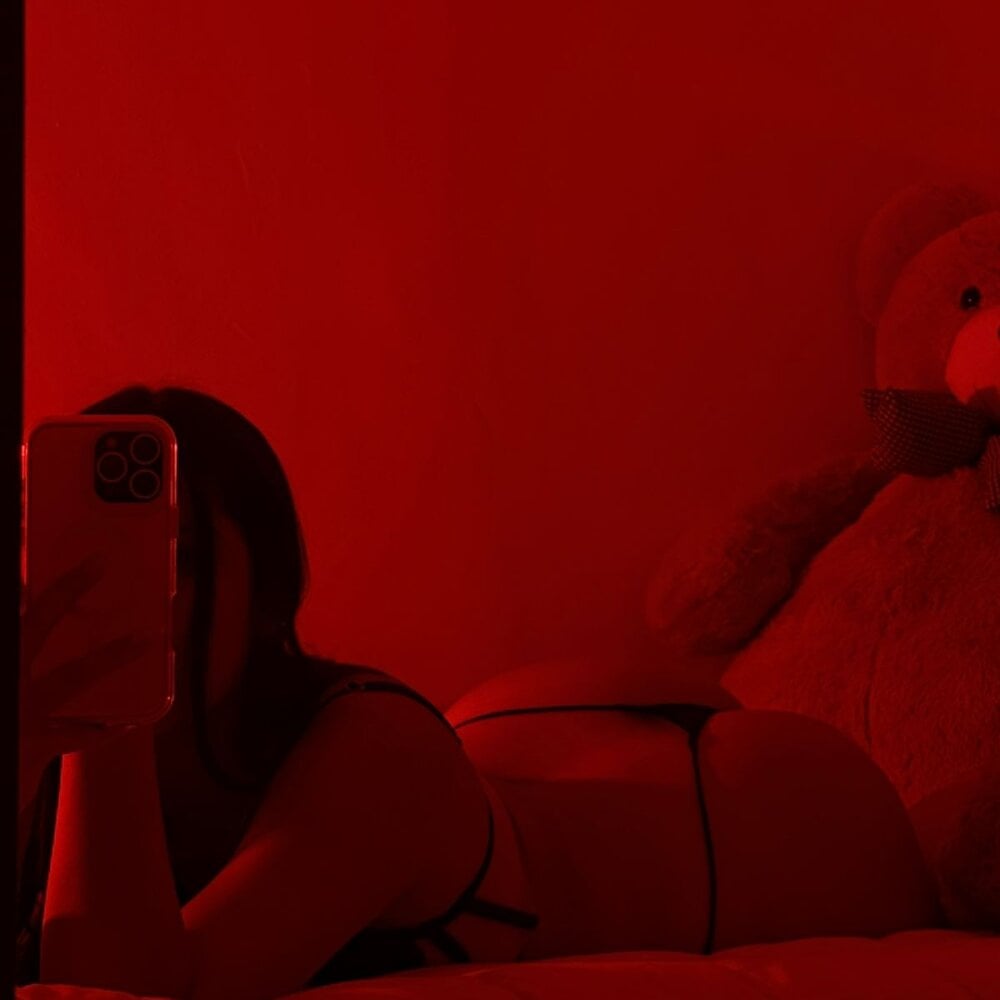 isabella__r444 live cam model at StripChat