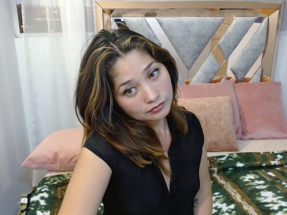 Live sex webcam photo for Miss_lunaa_ #289658289