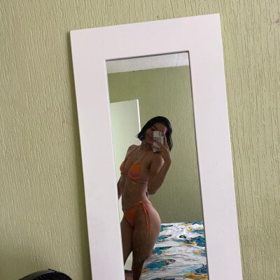 Mia_kisses2