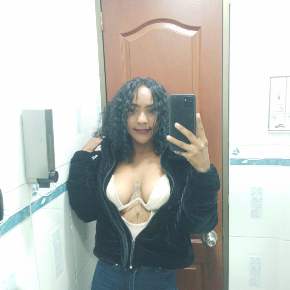 elivecams.com mia_hall__ livesex profile in akira-in-the-house cams