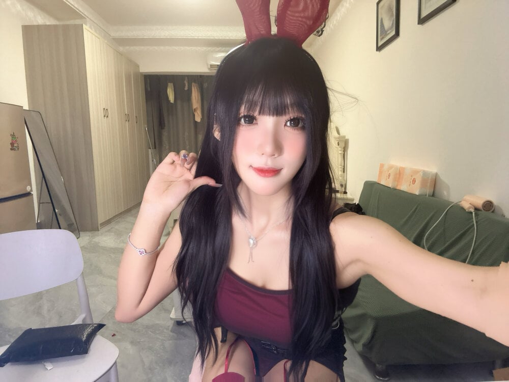 Yaya--728 live cam model at StripChat
