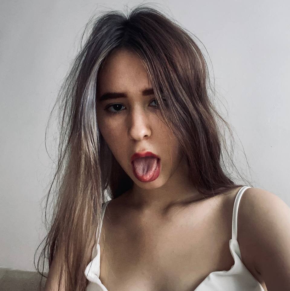 CamiFlowersf's Offline Chat Room
