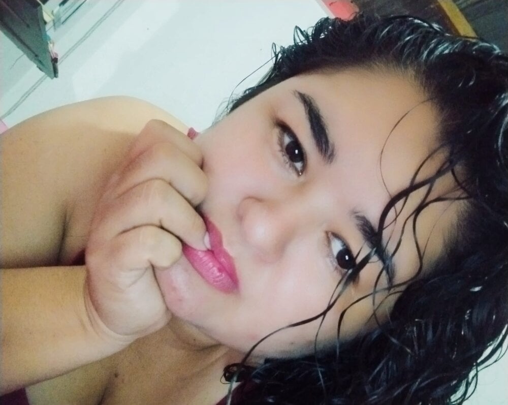 nenekacurvy69 Adlı Modelin Çevrimdışı XXX Sohbeti