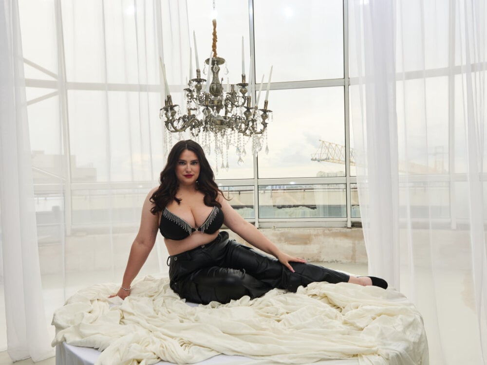 pornsexycams.com lunadreamm livesex profile in curvy cams