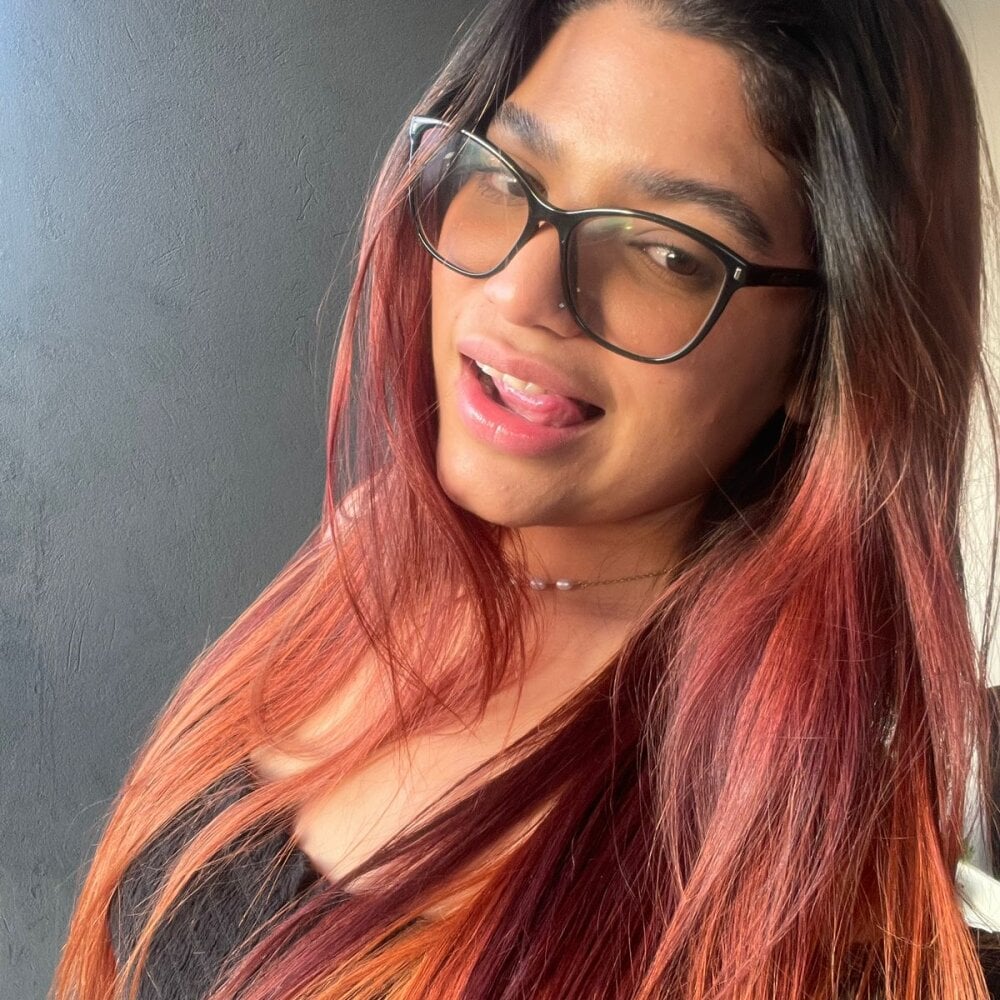 livesex.fan carlotta_de_velour livesex profile in on-ur-lap cams