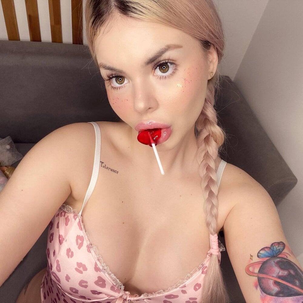 Watch  OliviaCastax live on cam at StripChat