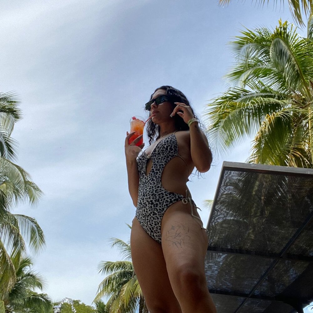 stripchat luary_queen777 webcam profile pic via livesexasiancams.com