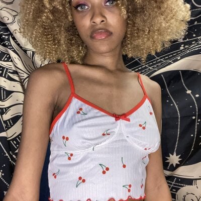 Rosie_Bee on StripChat