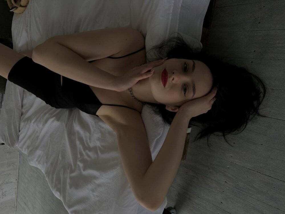 mega-camsex.com alice_foks livesex profile in house-by-the-road cams