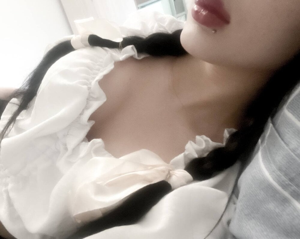 free6cams.com sweetkarii livesex profile in some-secret-place-on-the-heaven cams