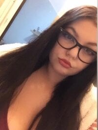 EllaJucyy's Offline Chat Room