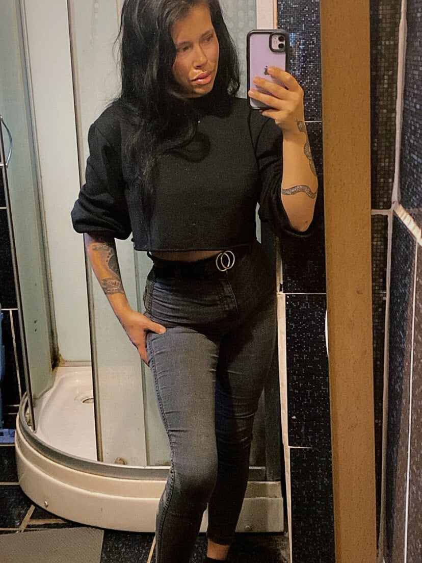 myliveeroticcams.com letty125 livesex profile in i-live-in-the-sunflower-field cams