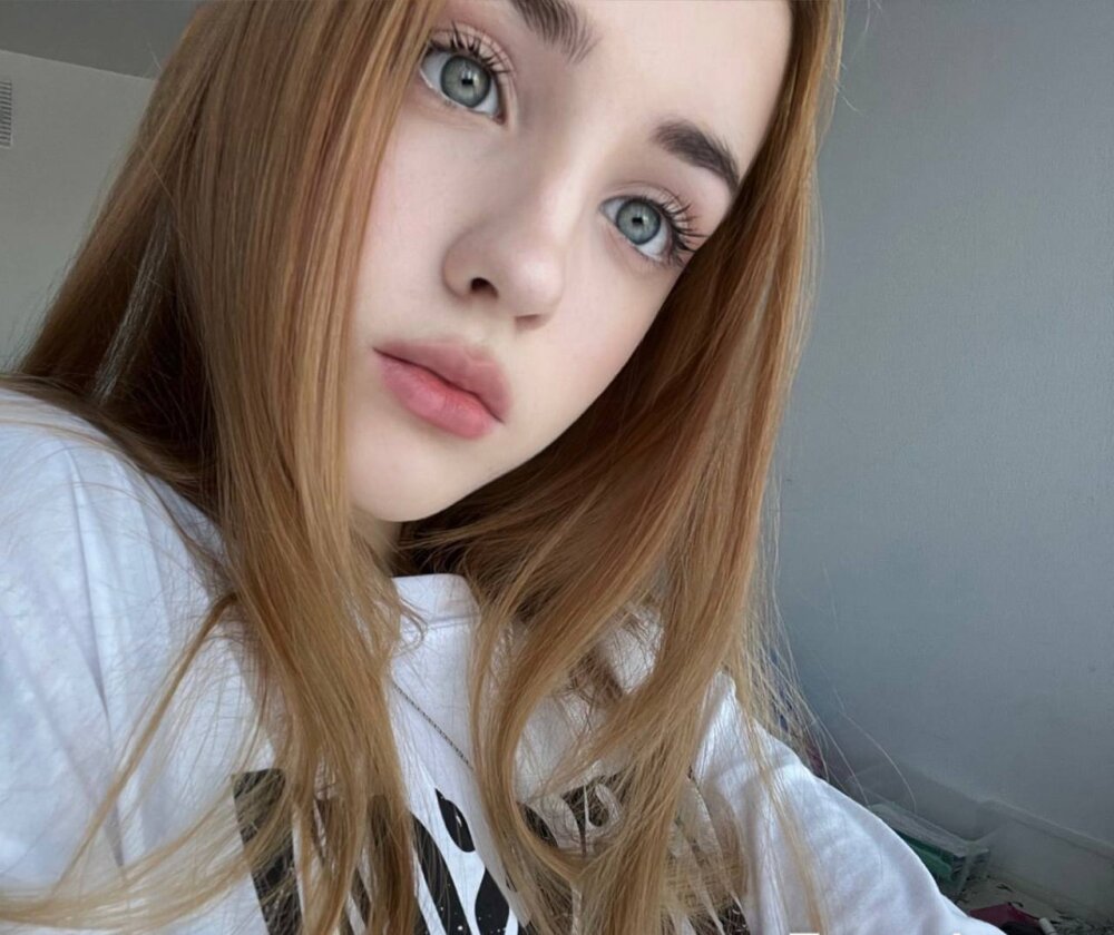 Live sex webcam photo for LornaFinch #289925895