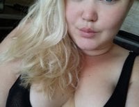 Squirtttgirl's Offline Chat Room