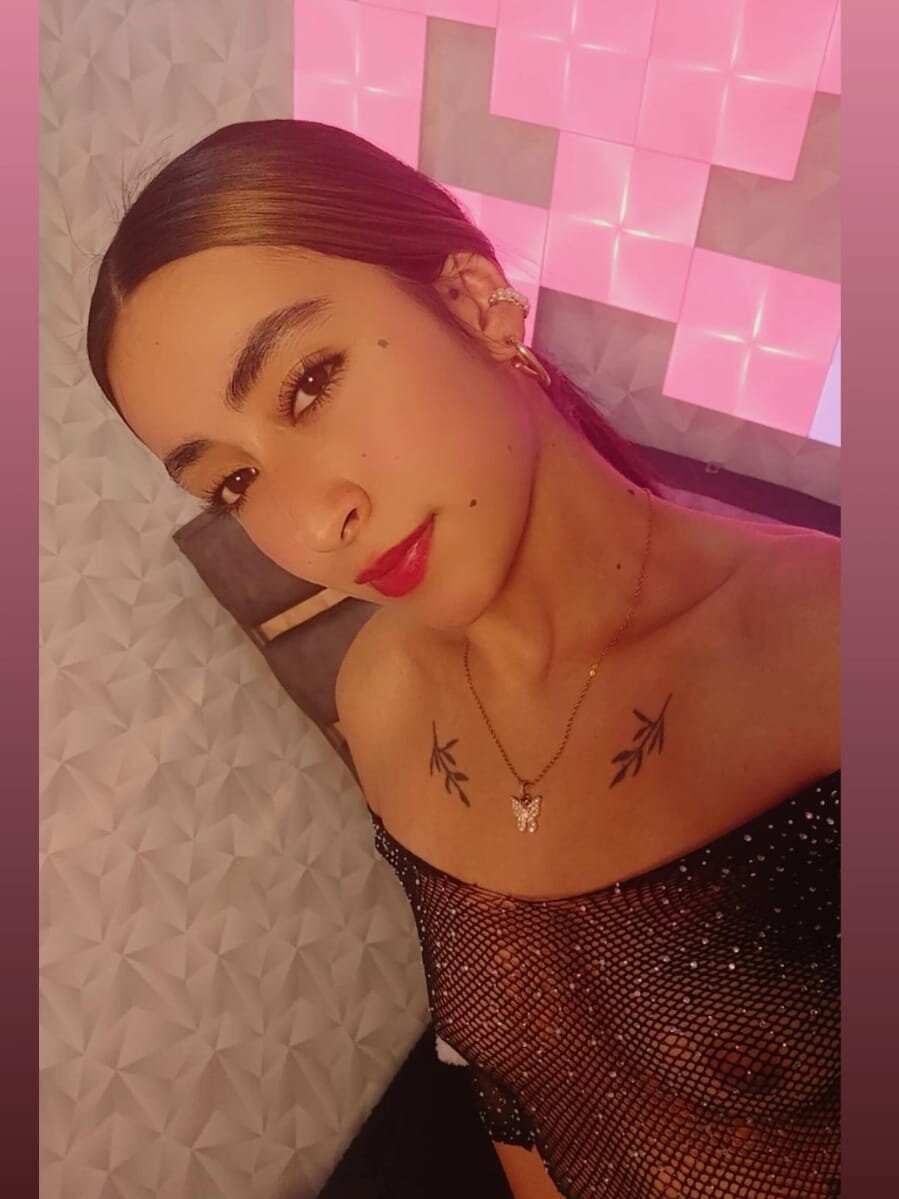 watchgirlcam.com lia_roses3x livesex profile in on-the-other-side-of-the-screen cams