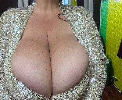 hugeboobs35 🏢 free cam