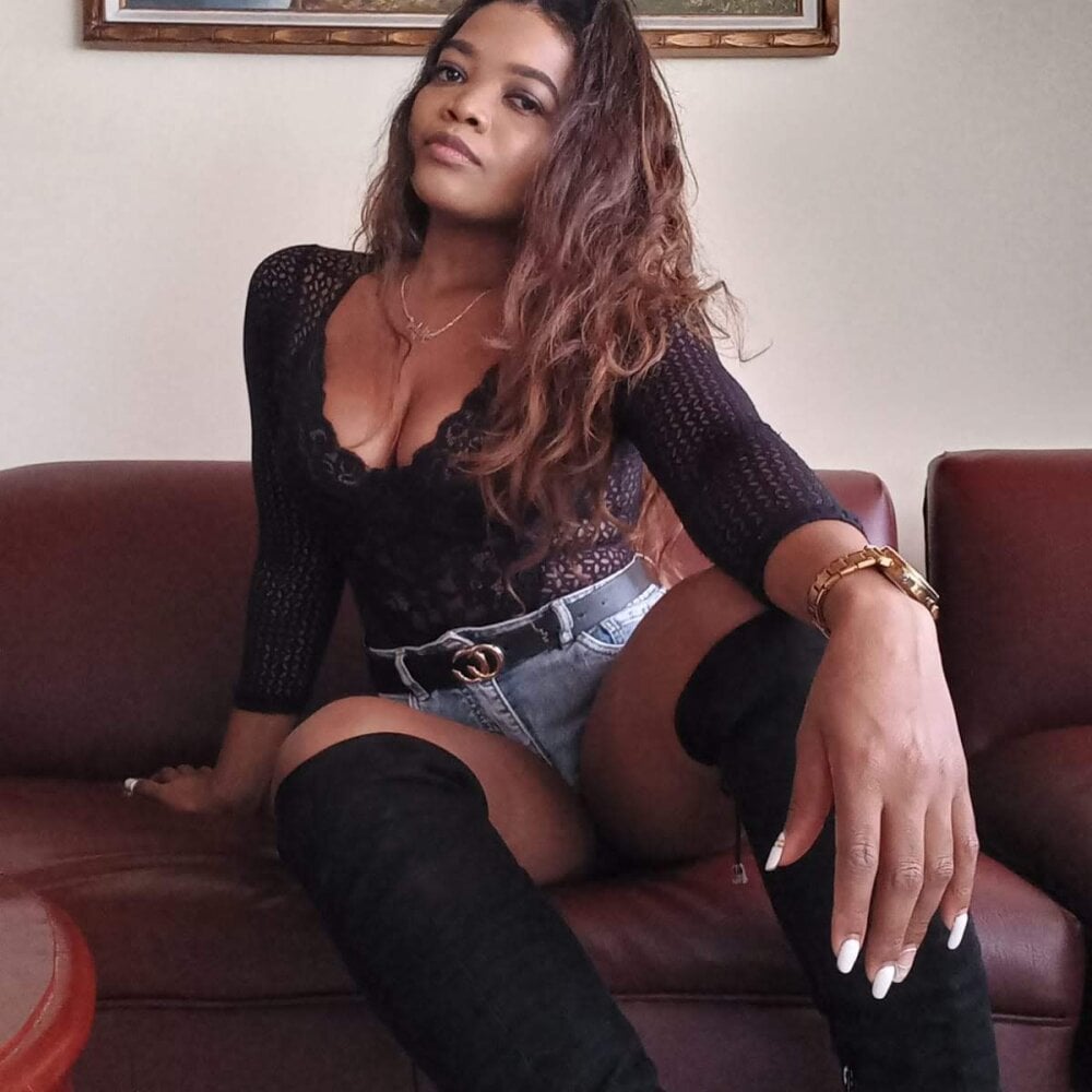 sexlivecamsites.com nayahwillim livesex profile in all-around-the-world cams