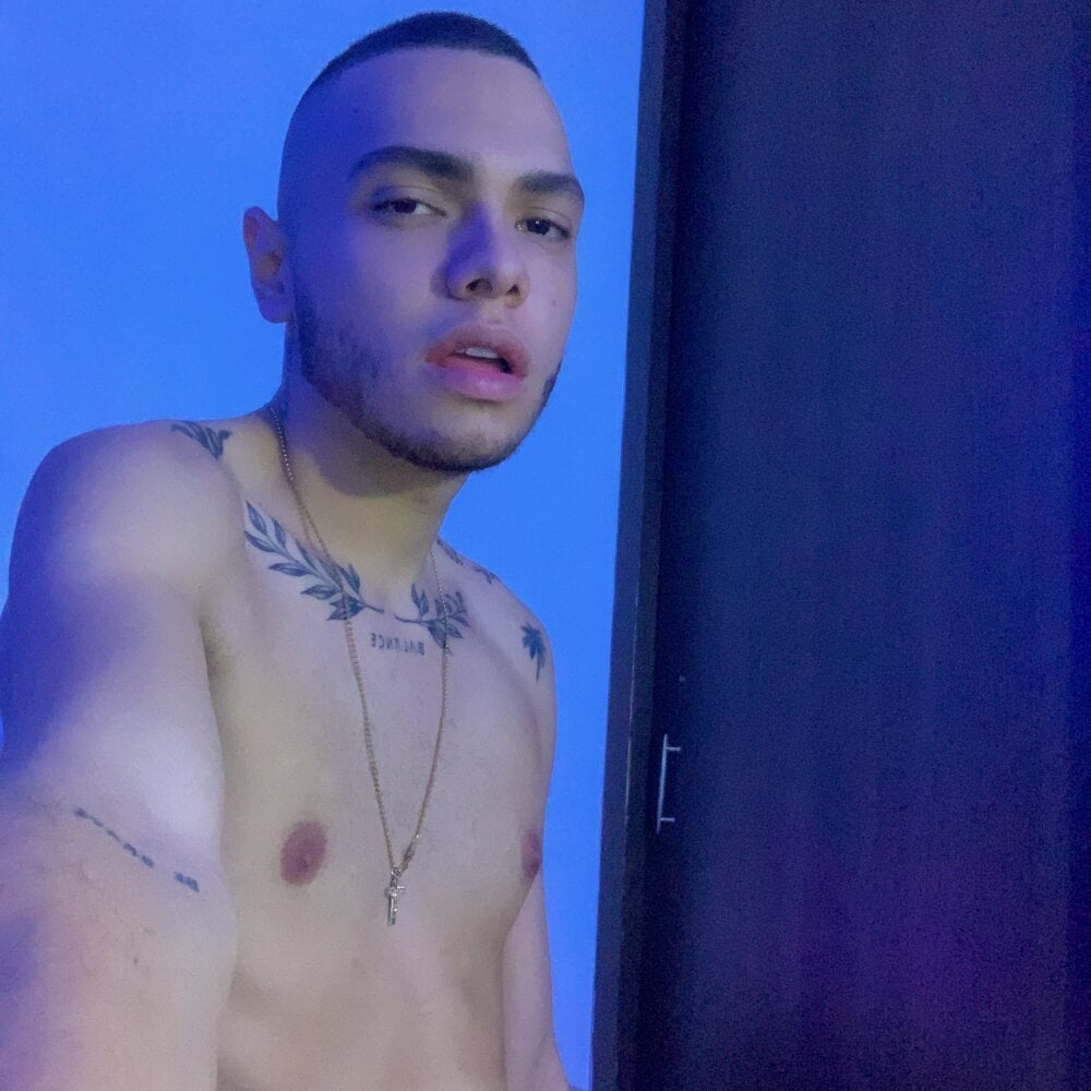 Watch  philipe_evans live on cam at StripChat