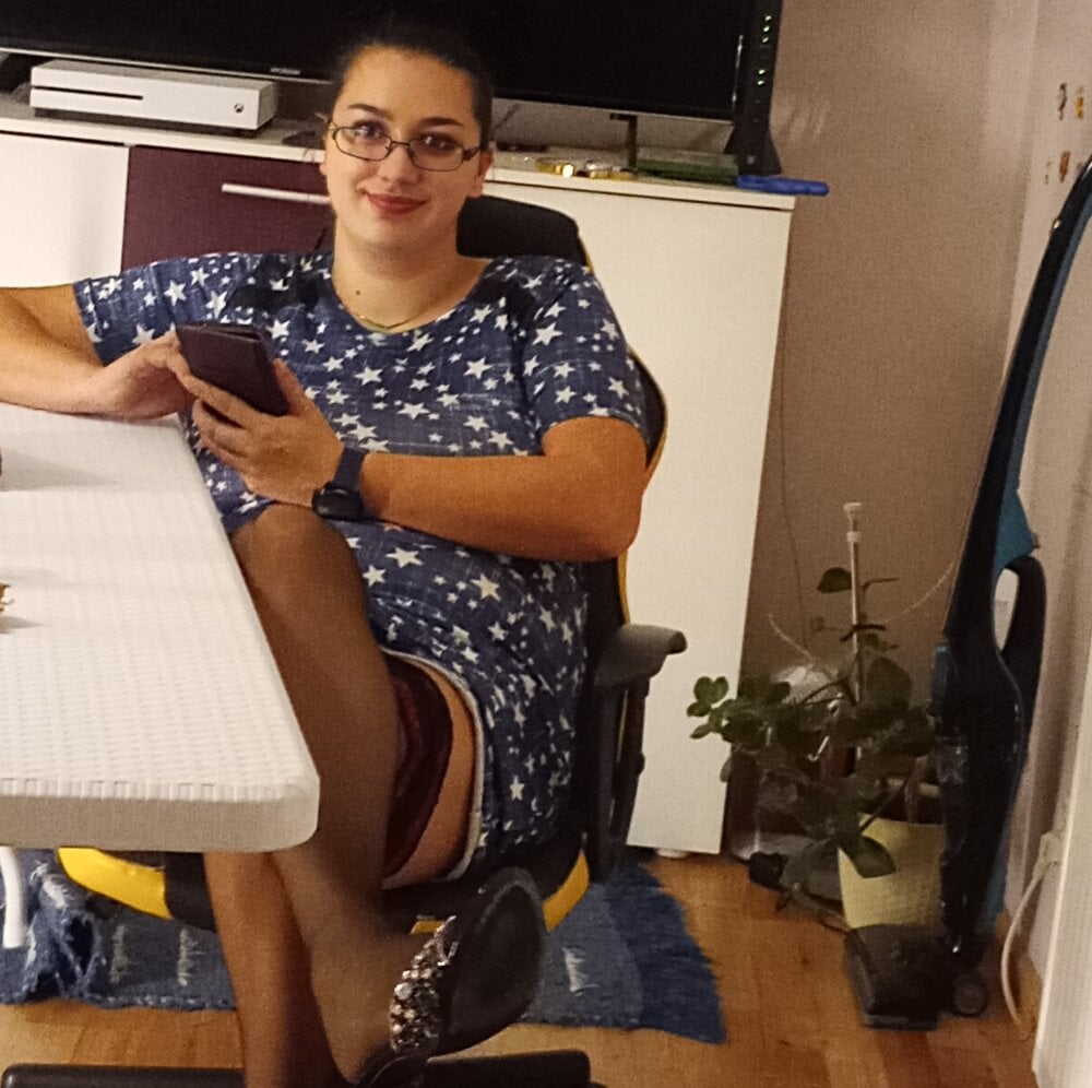 mega-camsex.net missdomi livesex profile in caucasian cams