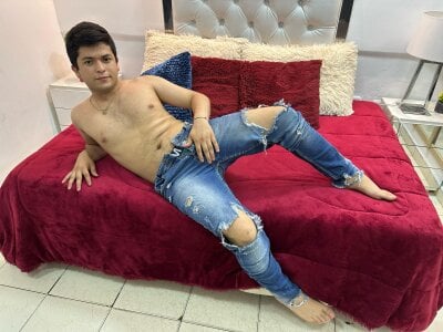 Latin_boy_nick Male Smallaudience Strip Webcam