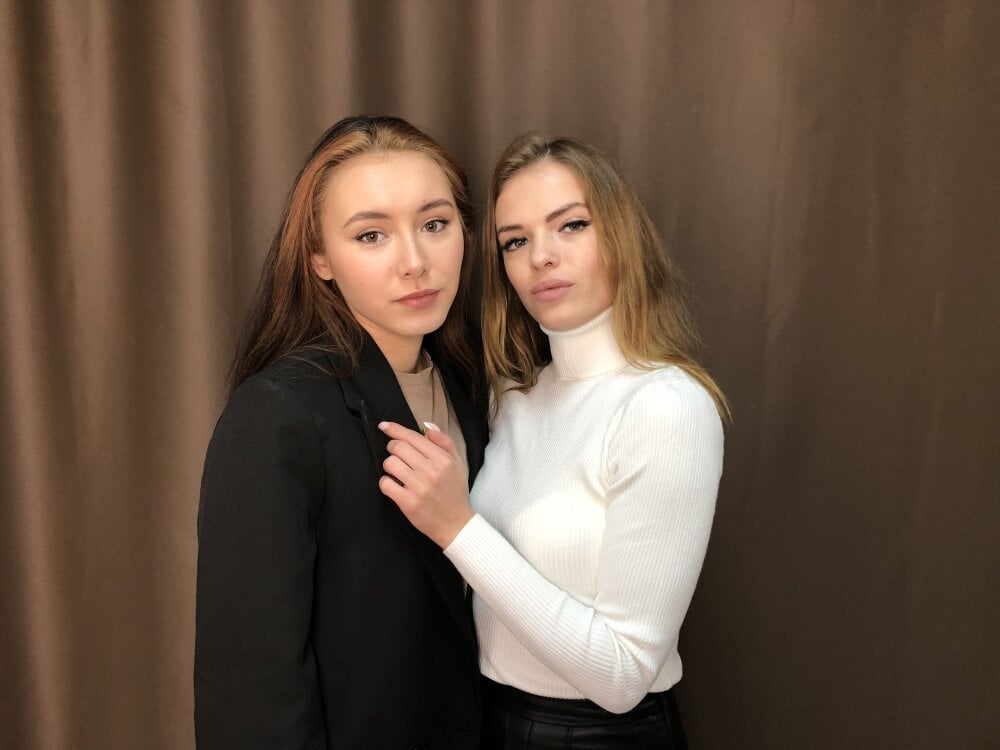 LindaAndBeatrice's Offline Chat Room