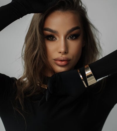 SaintLora - athletic white