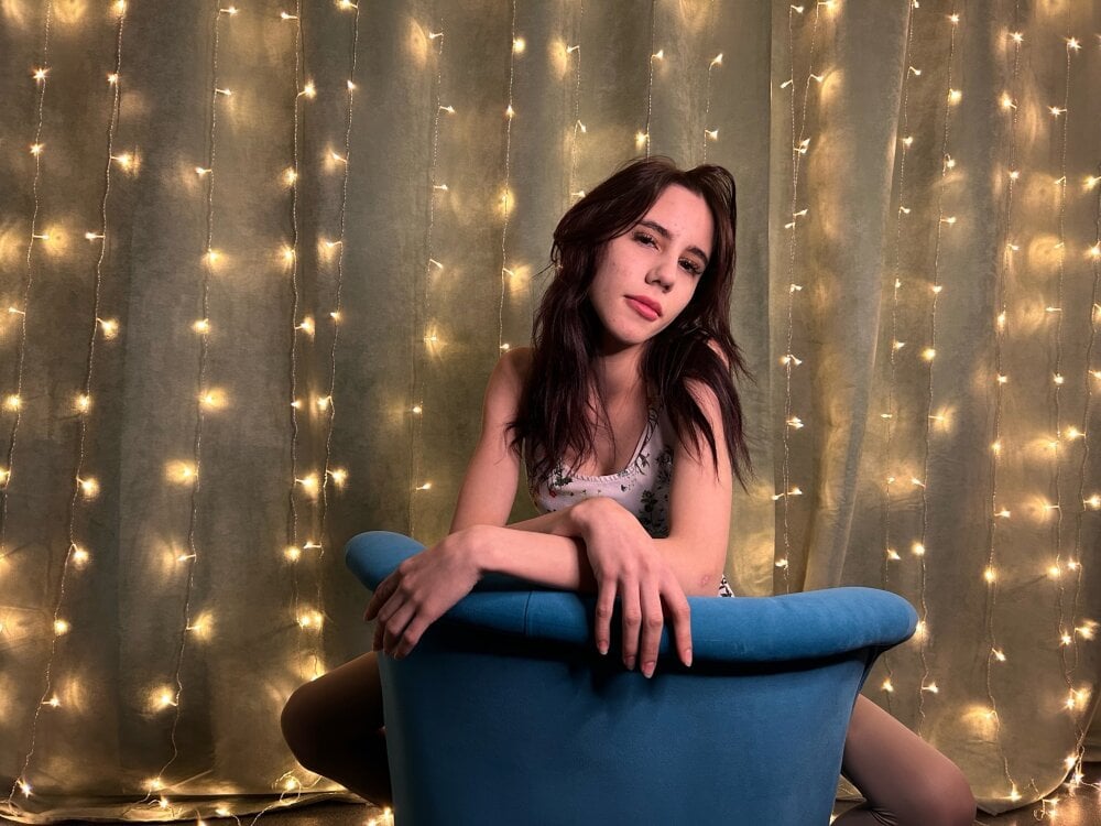 Live sex webcam photo for LunaBix #289917846