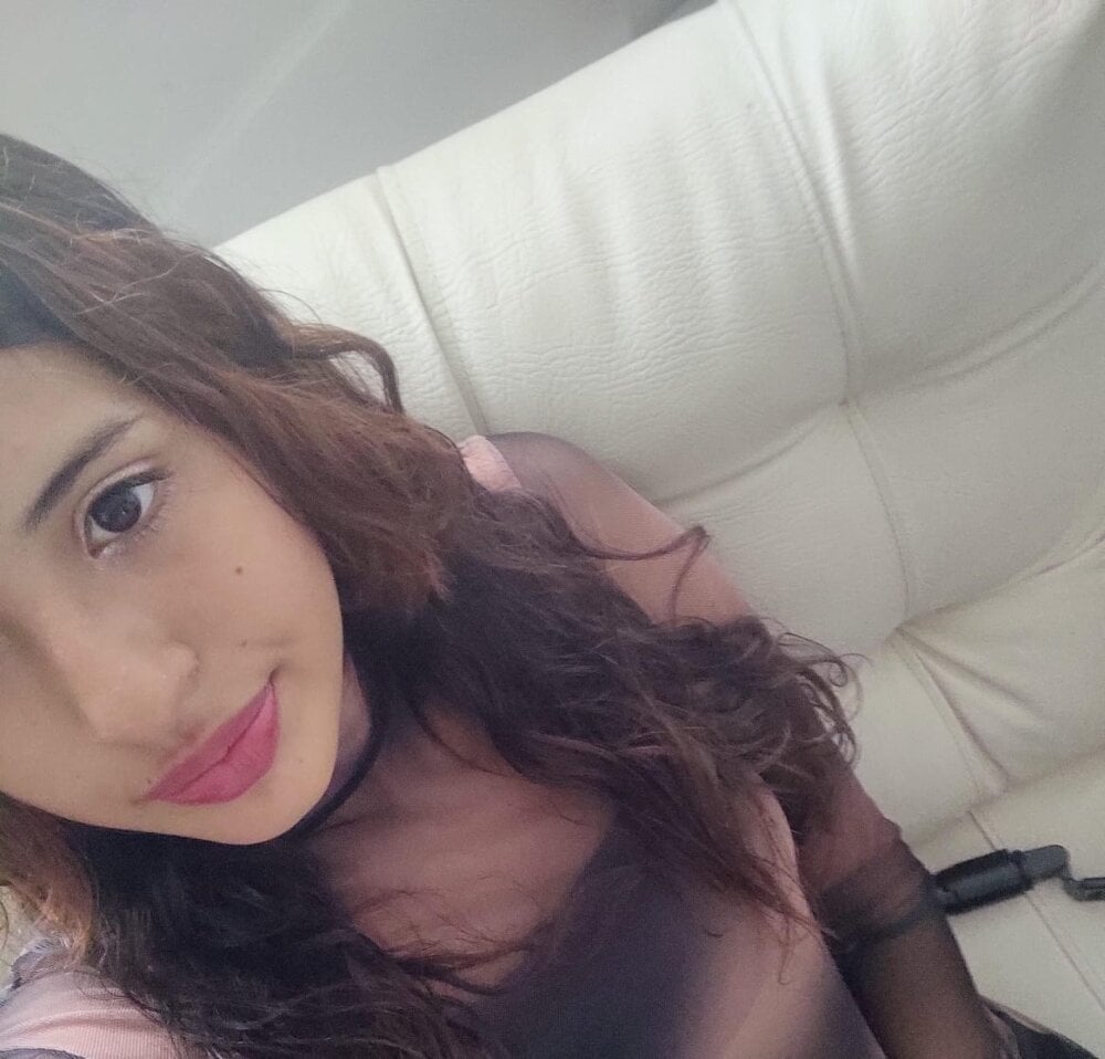 Sweet-Doncella live cam model at StripChat
