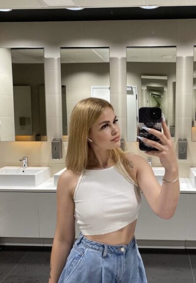 Alina_Lovelly Live Cam on StripChat