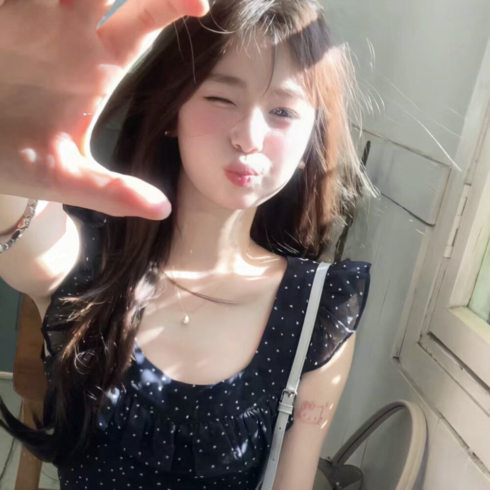 qiqi-2025 webcam profile - Slovak