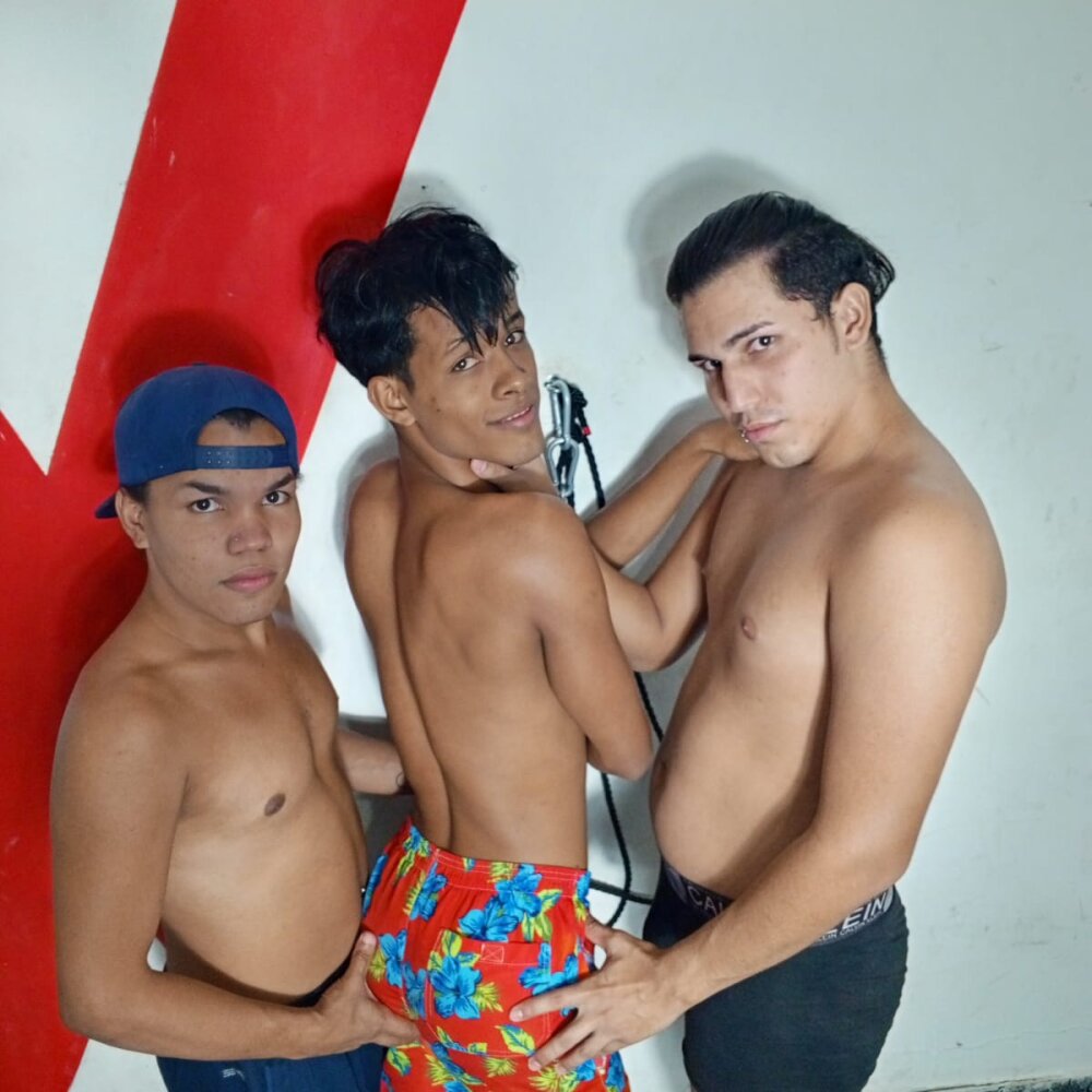 Live sex webcam photo for dark_closet69 #288889186