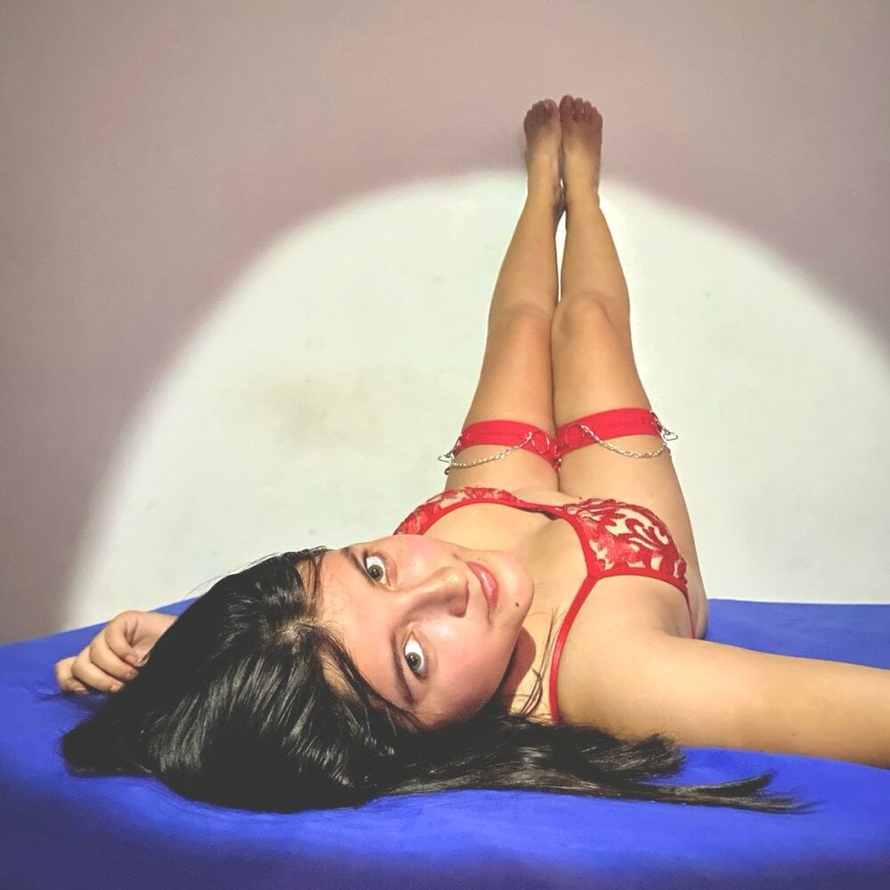 Latinas-Traviesas live cam model at StripChat