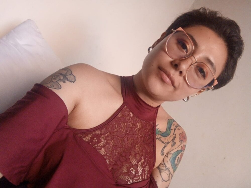 myliveeroticcams.com juliexxxtasy livesex profile in latino cams