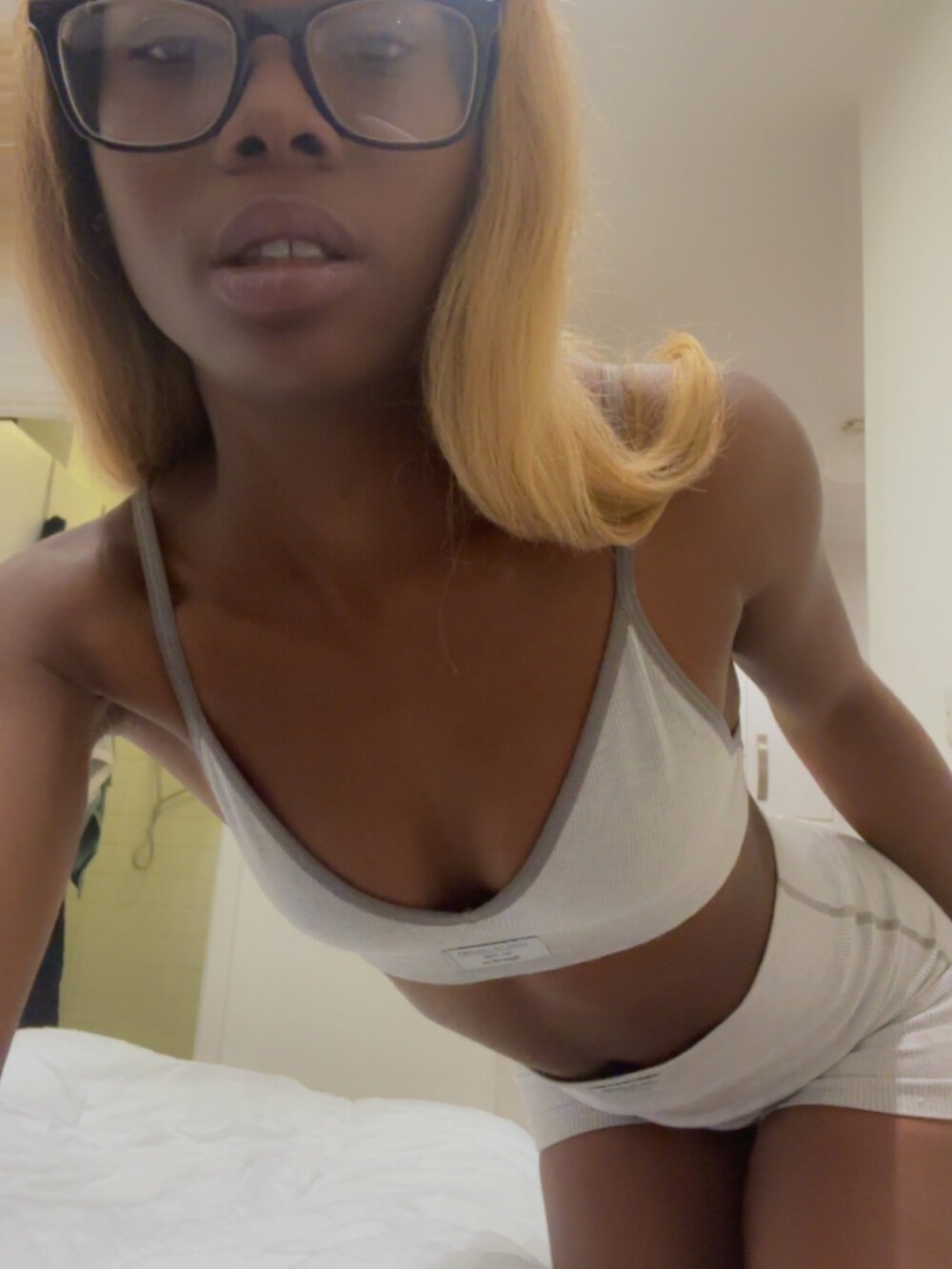 ellielee9225 from stripchat