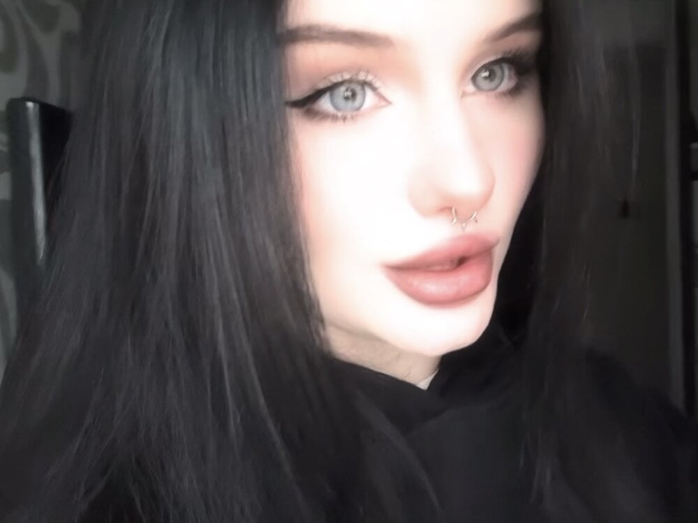 sexlivecamsites.com moon_raven livesex profile in white-hair cams