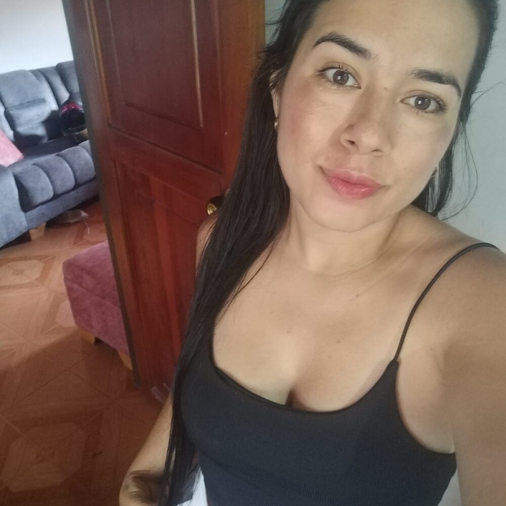 mega-camsex.com gabbyconner livesex profile in brown-hair cams