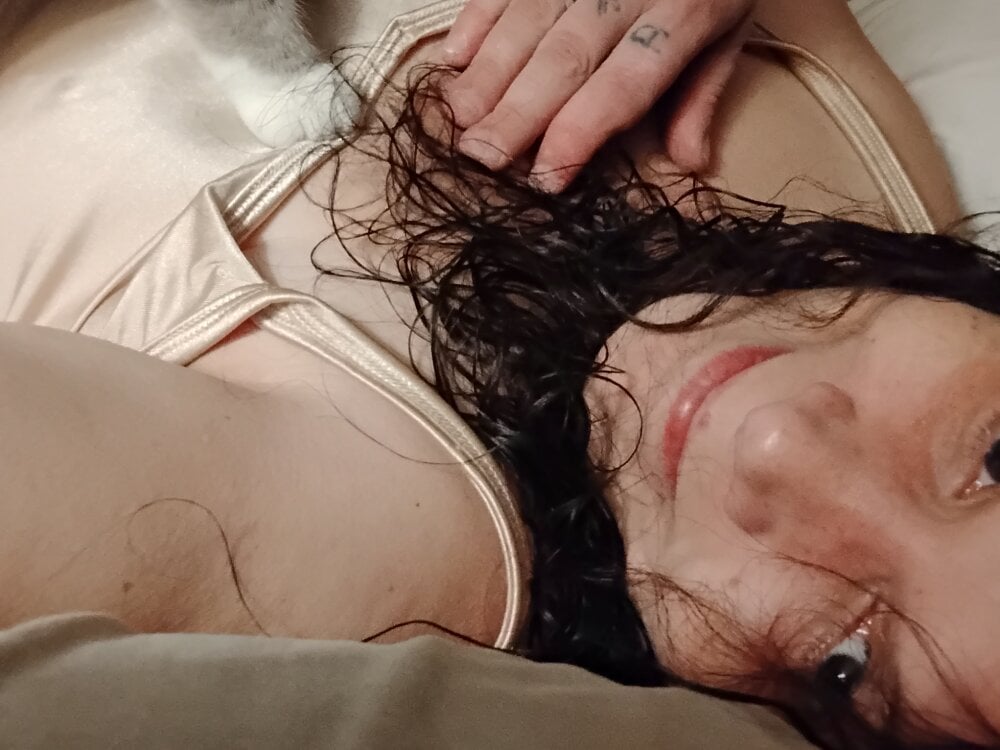 badgirlwebcam.com liltinywoman livesex profile in white cams