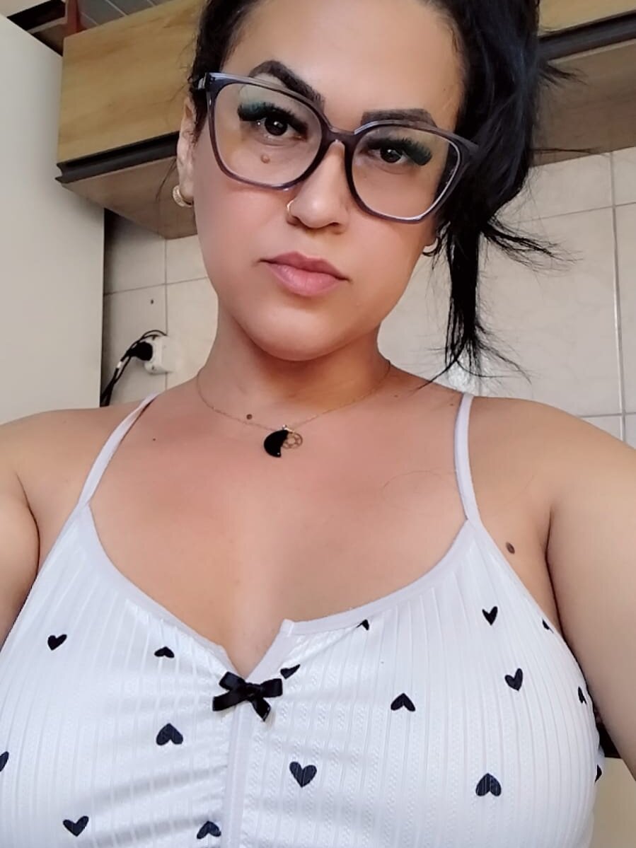 cristinaluxy from stripchat