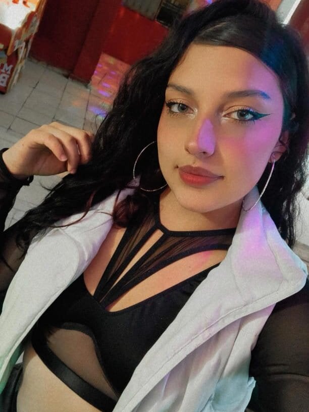 myliveeroticcams.com emma_ny livesex profile in surrounded-by-cats cams