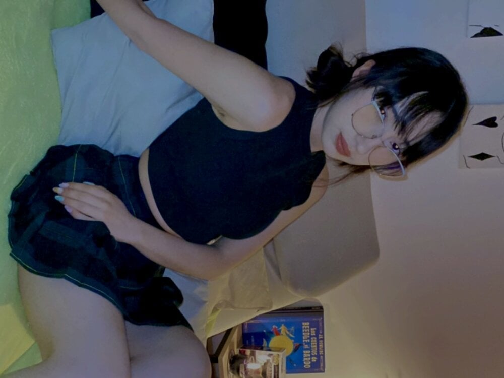 R_a_v_e_n nude on cam A