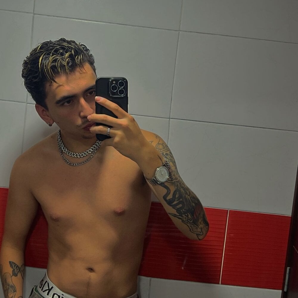 liamty_luxor from stripchat