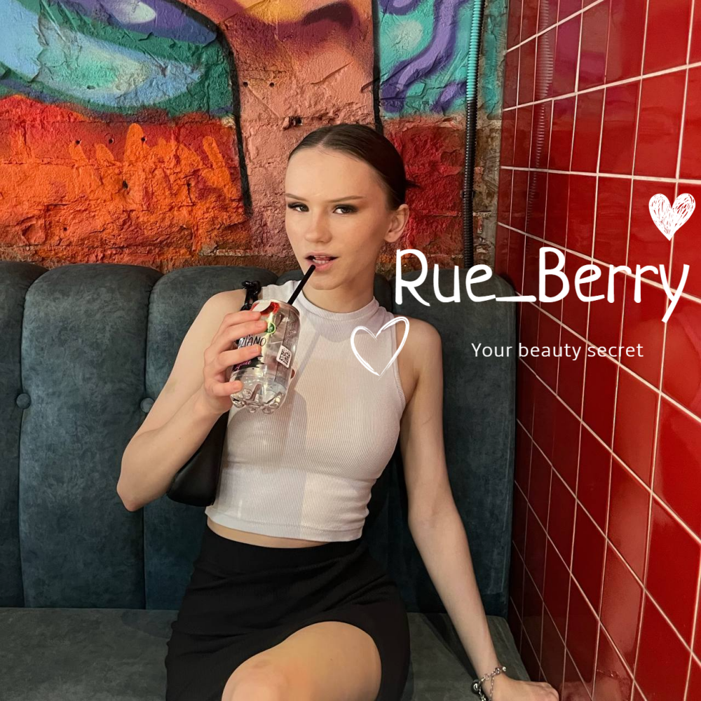 Rue_Berry live cam model at StripChat