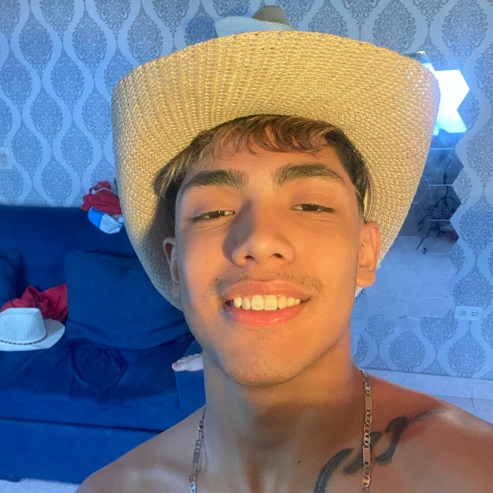 camilo_whitee from stripchat